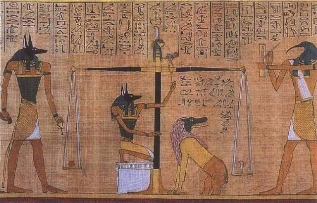 有豺頭的死神阿努比斯正監(jiān)督稱量死者的心臟，有靈鳥頭的神使在右邊記錄結(jié)果
